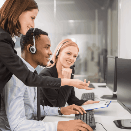 Pessoas usando o número 0800 dentro de uma empresa, ajudando ela a vender mais , ganhando credibilidade e entregando ligações gratuitas para seus clientes